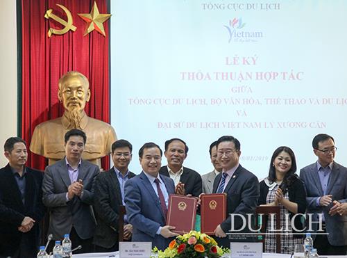 Phó Tổng cục trưởng TCDL Hà Văn Siêu ký hợp tác với Đại sứ Du lịch Việt Nam, ông Lý Xương Căn